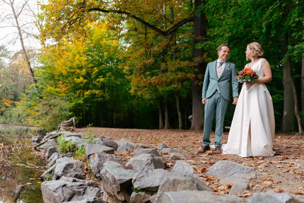 Brautpaar im herbstlichen Park – Hochzeitsfotografie Mosipictures