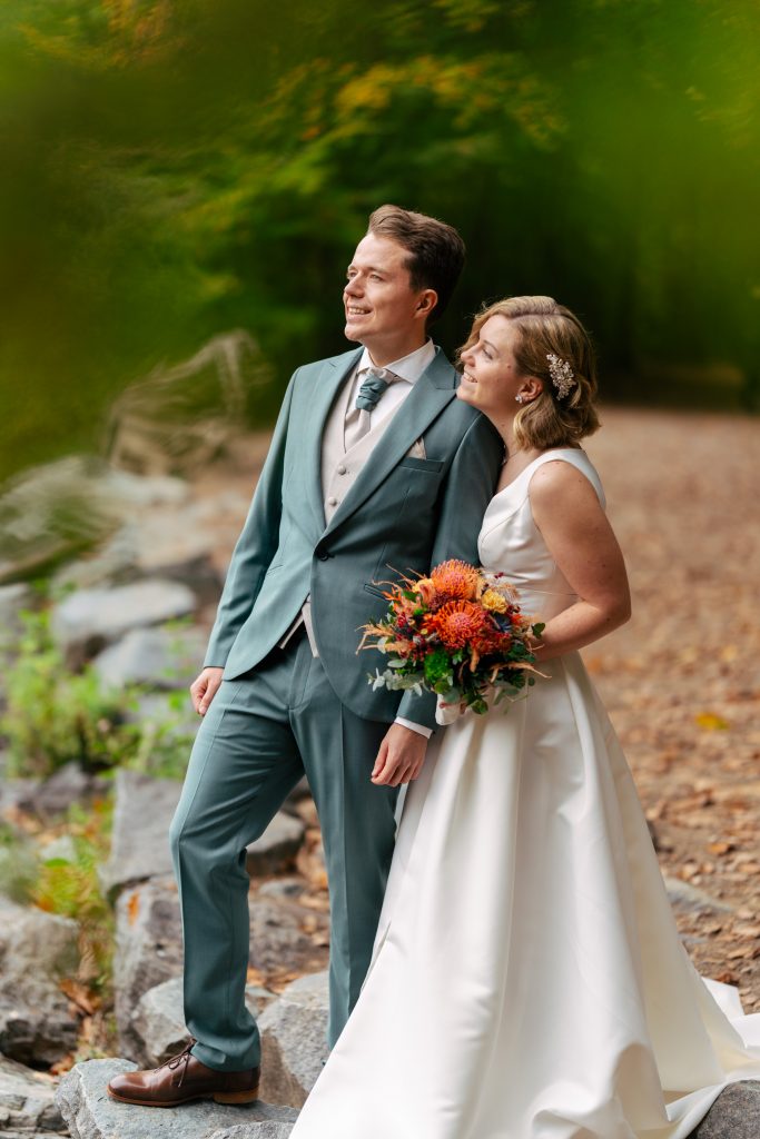 Brautpaar im herbstlichen Park – Hochzeitsfotografie Mosipictures