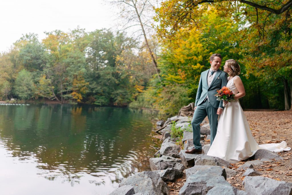 Brautpaar im herbstlichen Park – Hochzeitsfotografie Mosipictures