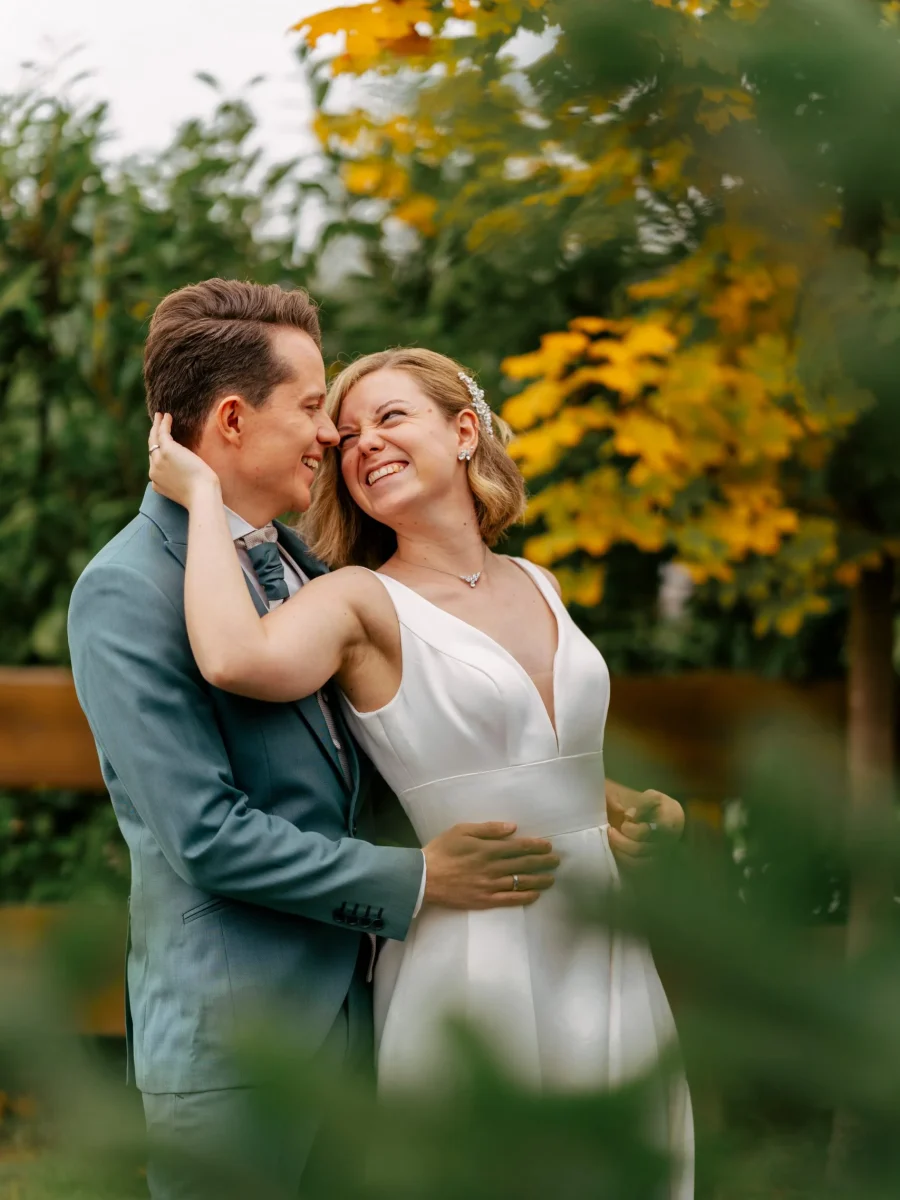 Brautpaar im herbstlichen Park – Hochzeitsfotografie Mosipictures