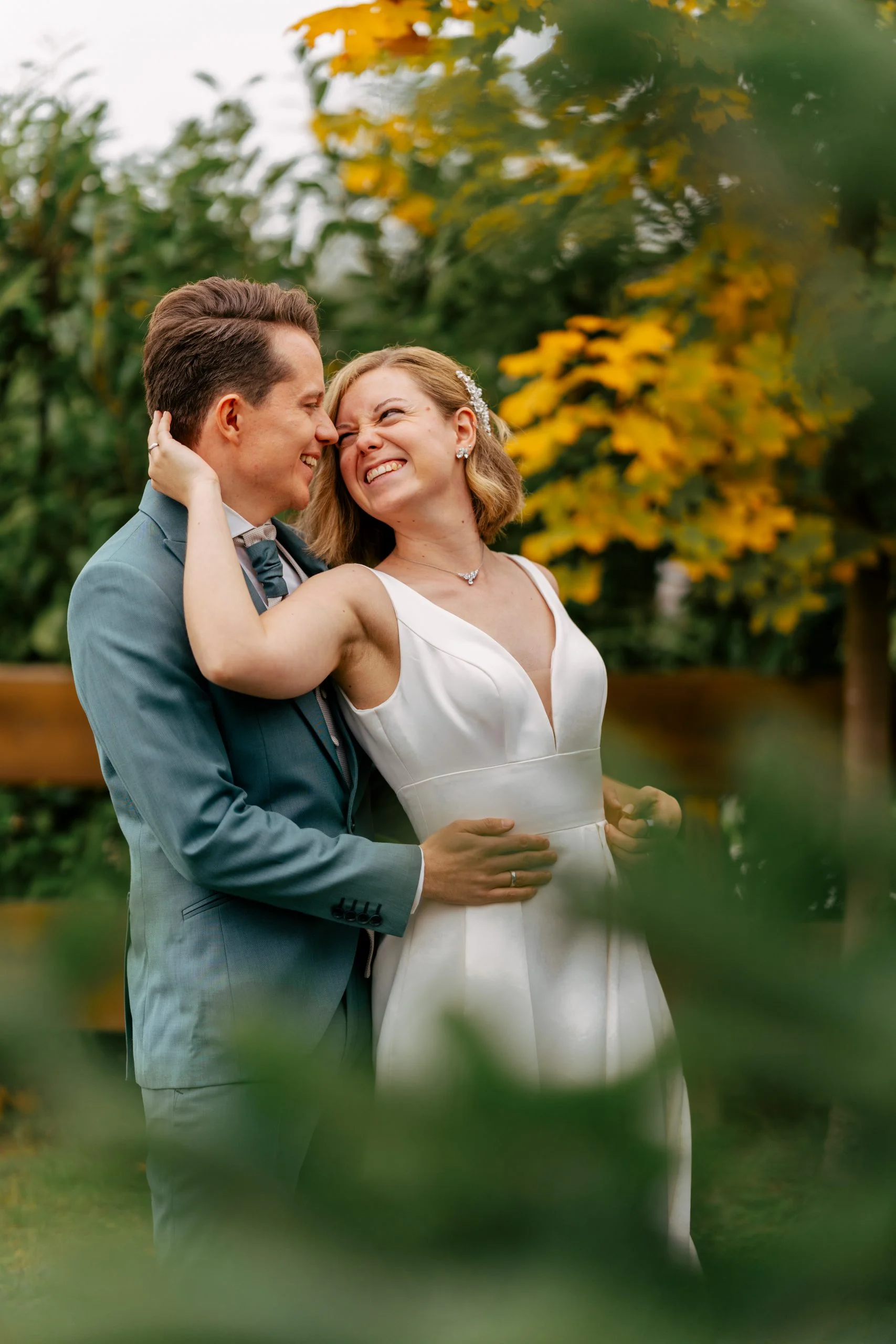 Brautpaar im herbstlichen Park – Hochzeitsfotografie Mosipictures