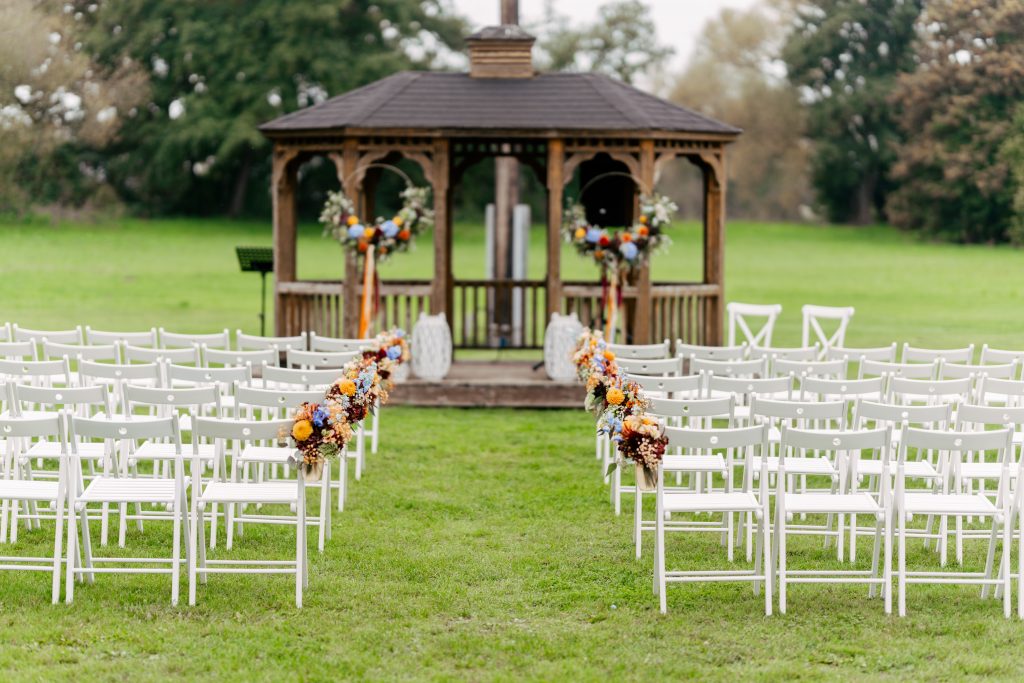 Brautpaar im herbstlichen Park – Hochzeitsfotografie Mosipictures