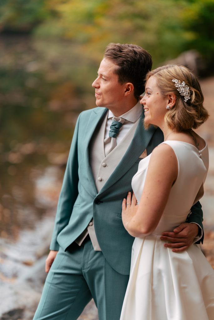Brautpaar im herbstlichen Park – Hochzeitsfotografie Mosipictures
