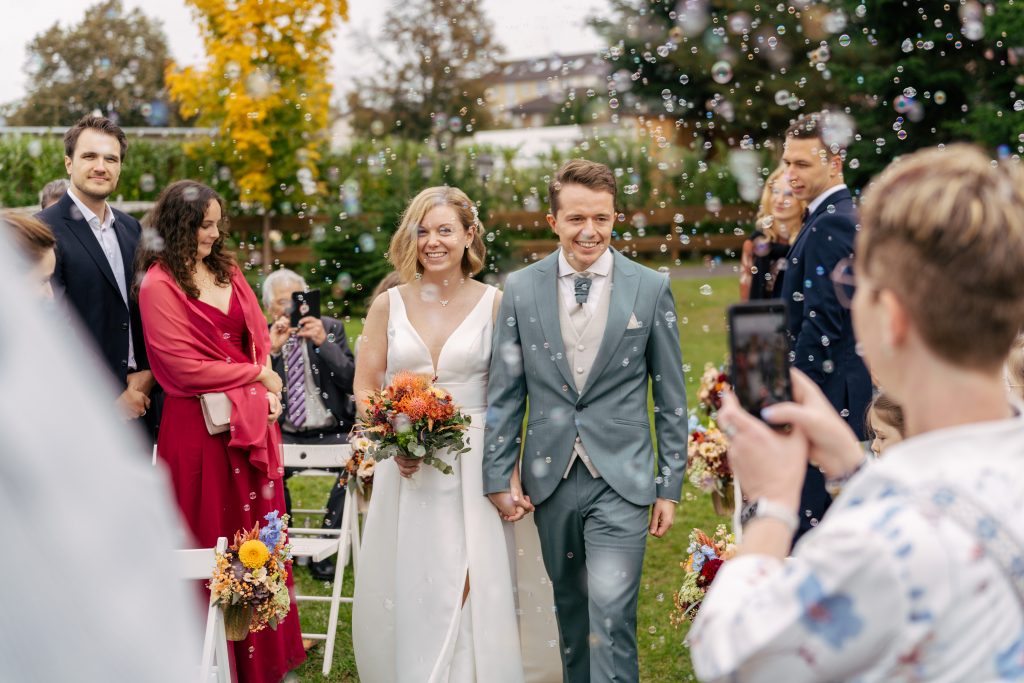 Brautpaar im herbstlichen Park – Hochzeitsfotografie Mosipictures
