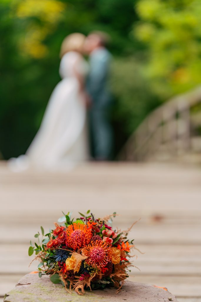 Brautpaar im herbstlichen Park – Hochzeitsfotografie Mosipictures