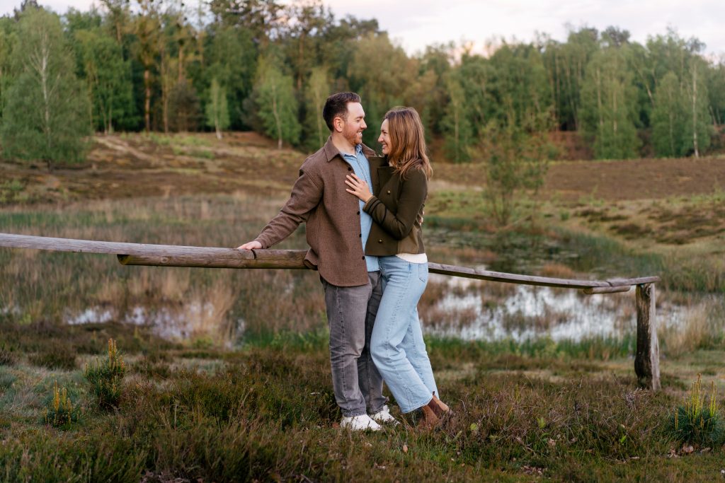 Paar im goldenen Abendlicht – Paarshooting Mosipictures