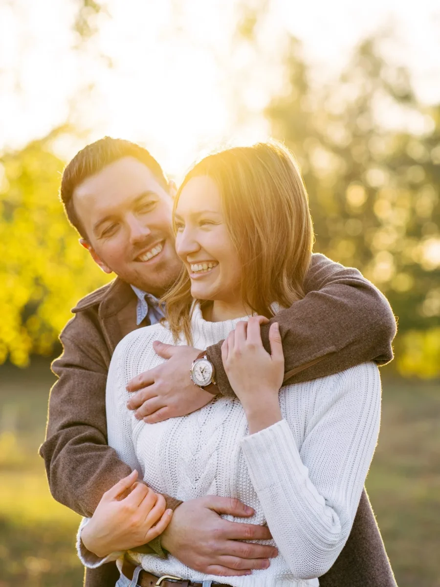 Paar im goldenen Abendlicht – Paarshooting Mosipictures