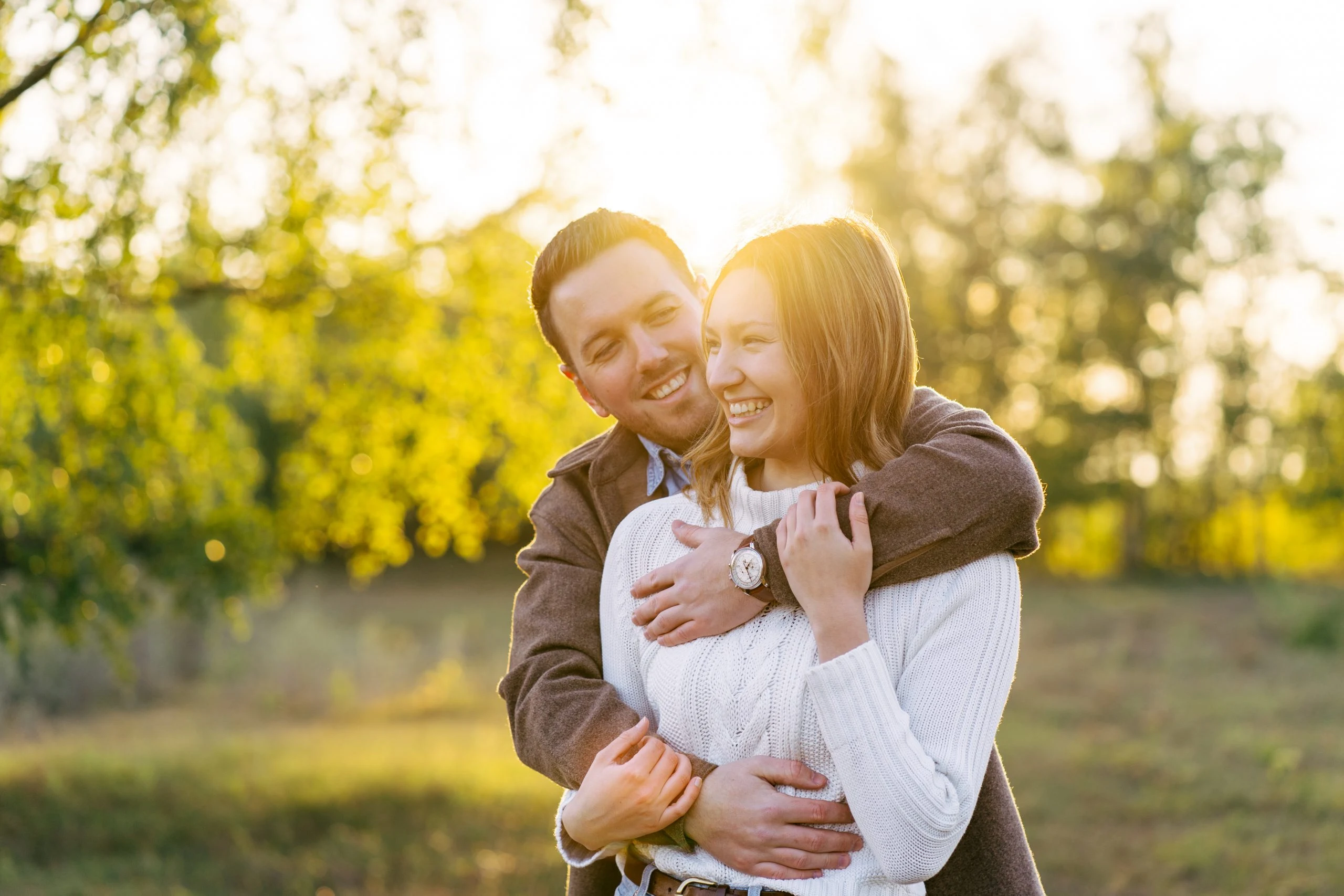Paar im goldenen Abendlicht – Paarshooting Mosipictures