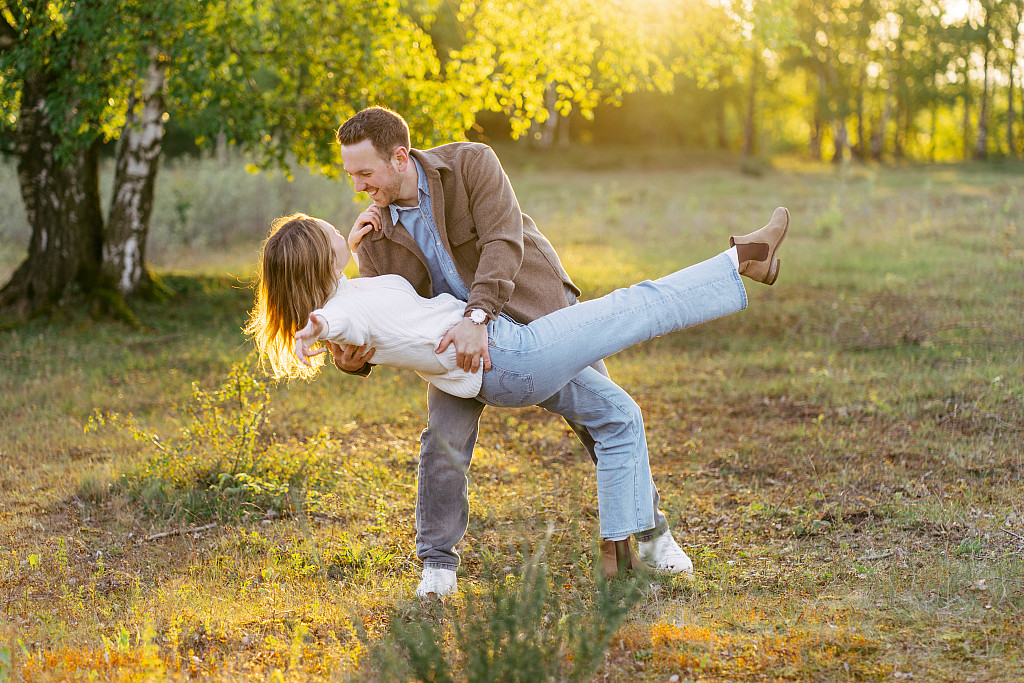 Paar im goldenen Abendlicht – Paarshooting Mosipictures