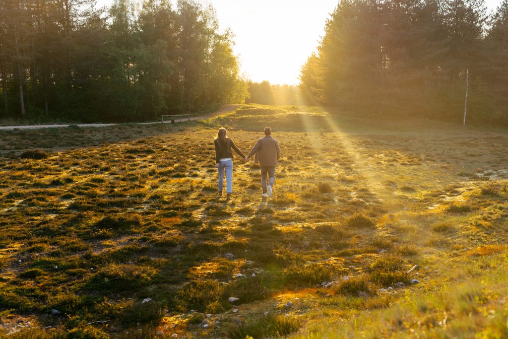Paar im goldenen Abendlicht in der Heide – Paarshooting Mosipictures