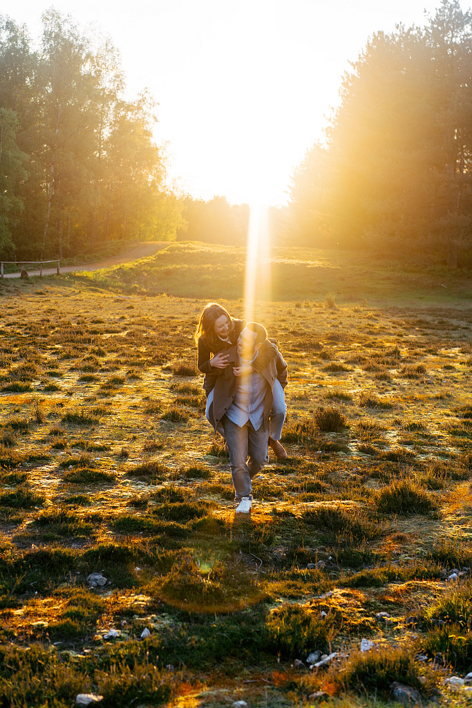 Paar im goldenen Abendlicht in der Heide – Paarshooting Mosipictures