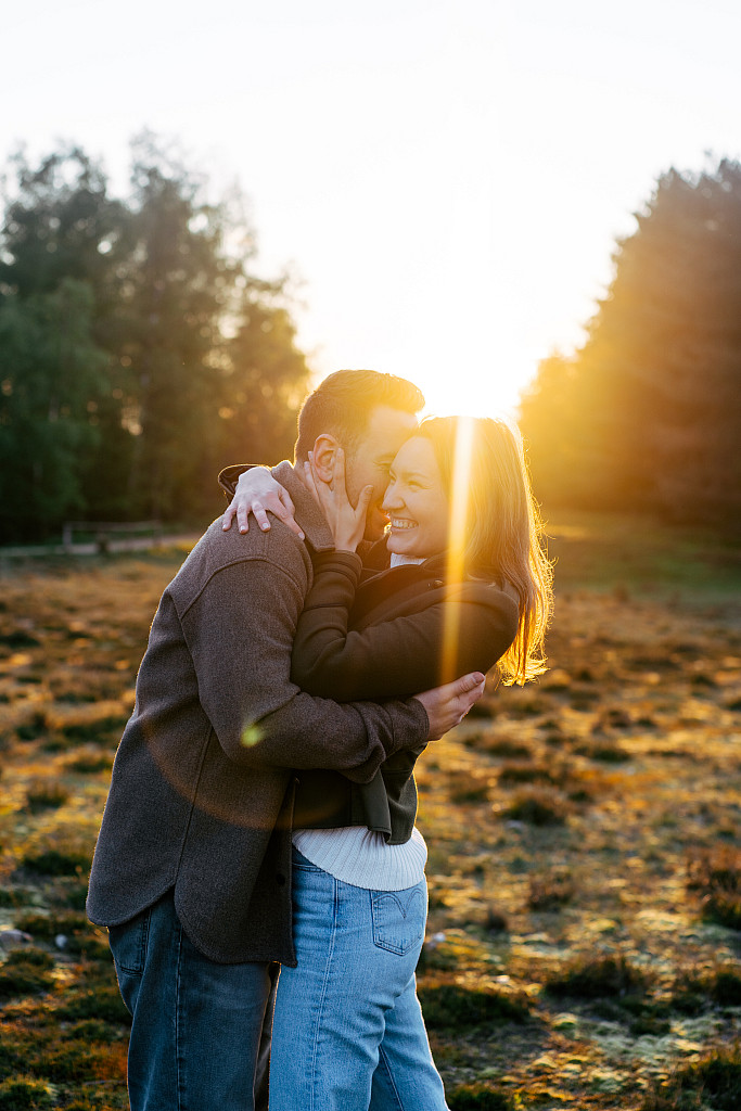 Paar im goldenen Abendlicht – Paarshooting Mosipictures