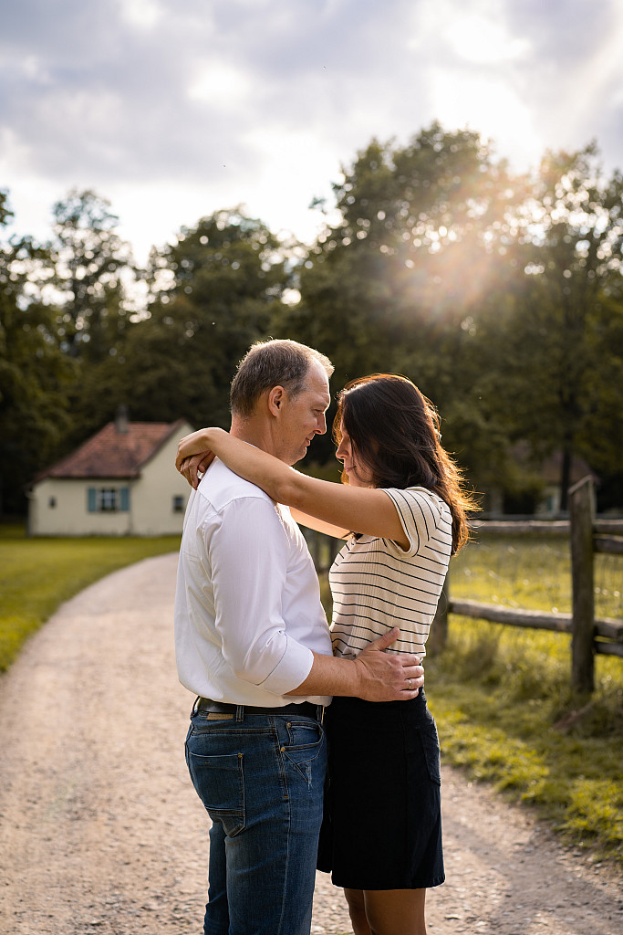 Paar beim Paarshooting in der Natur – Mosipictures