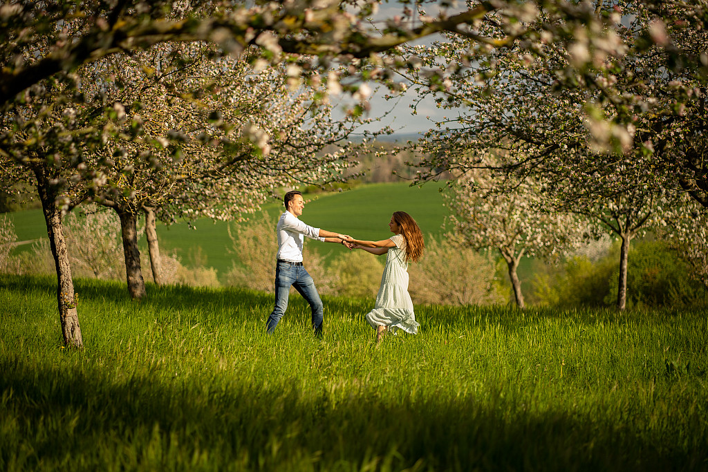 Paar beim Paarshooting in der Natur – Mosipictures