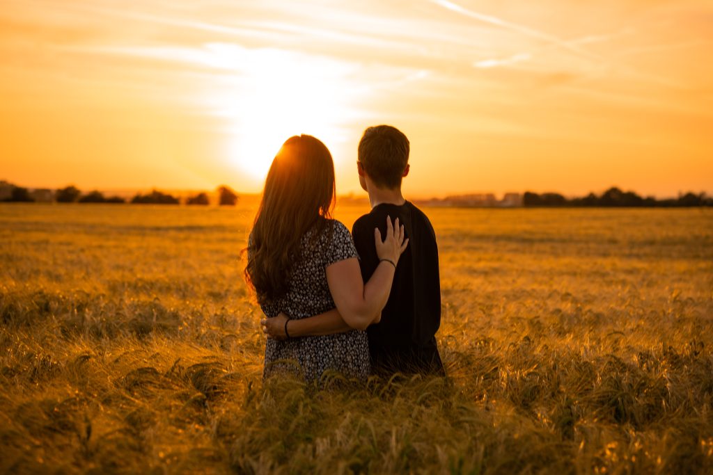 Paar beim Paarshooting in der Natur – Mosipictures