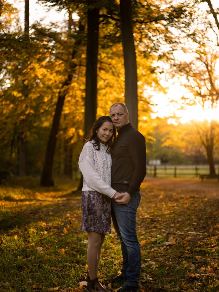 Paar beim Paarshooting in der Natur – Mosipictures