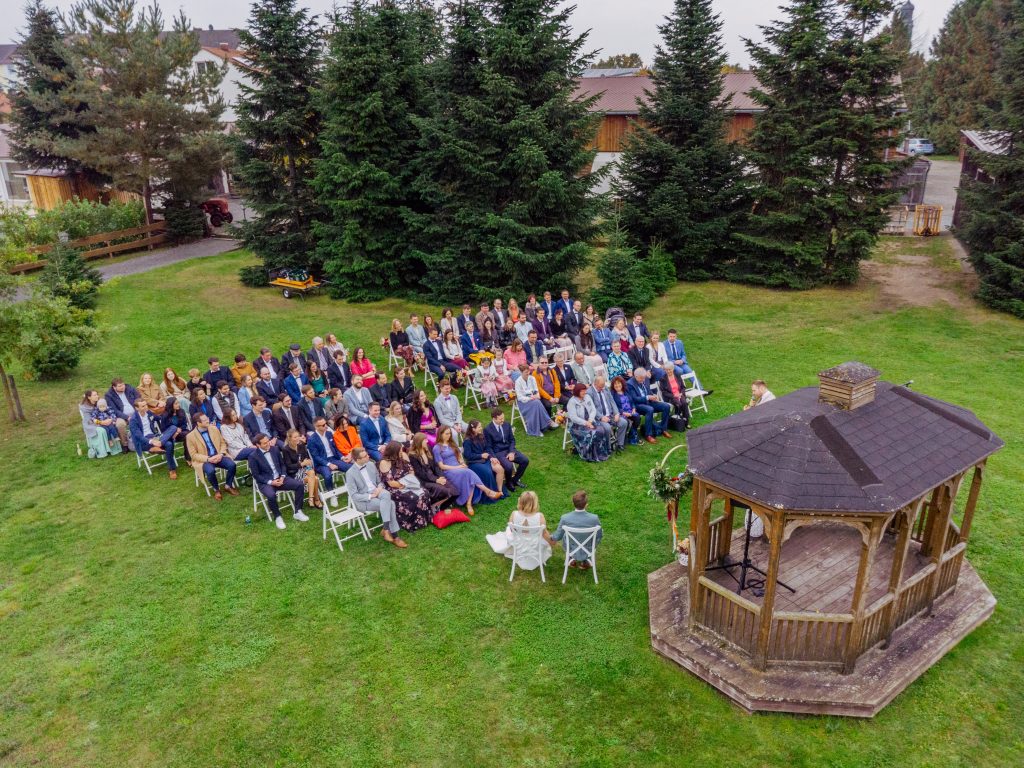Brautpaar im herbstlichen Park – Hochzeitsfotografie Mosipictures