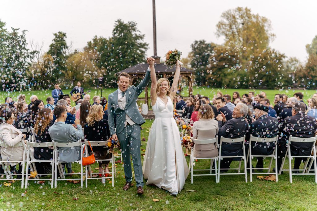 Brautpaar im herbstlichen Park – Hochzeitsfotografie Mosipictures