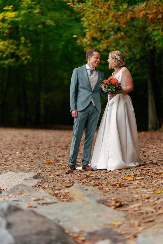 Herbsthochzeit am See: Brautpaar Annika und Freddy – Hochzeitsfotografie von Mosipictures