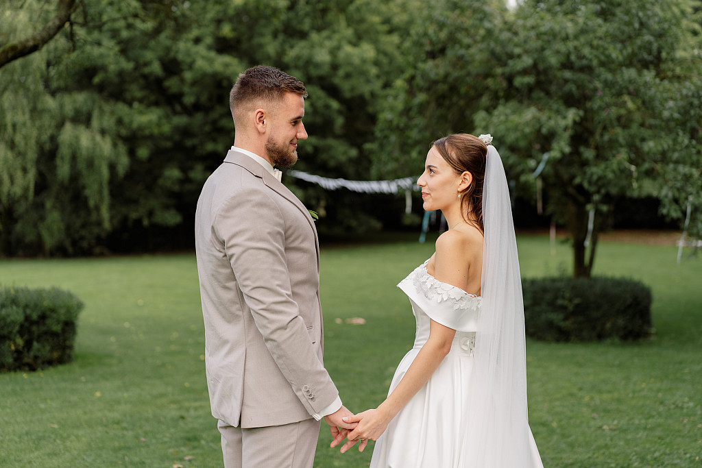 Brautpaar im Schlossgarten – Hochzeitsfotografie Mosipictures