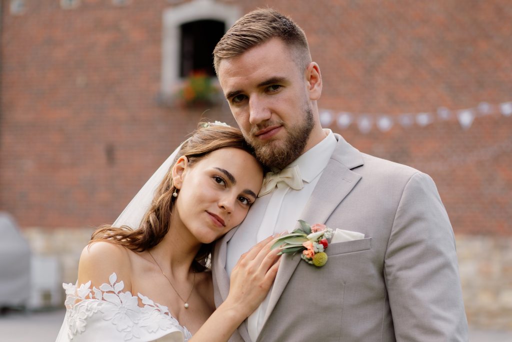 Brautpaar im Schlossgarten – Hochzeitsfotografie Mosipictures