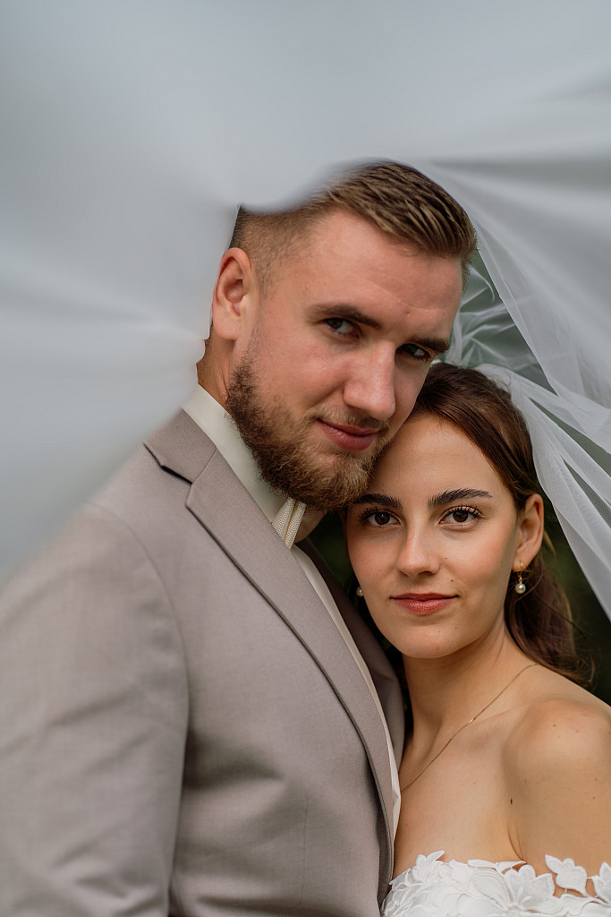 Brautpaar im Schlossgarten – Hochzeitsfotografie Mosipictures