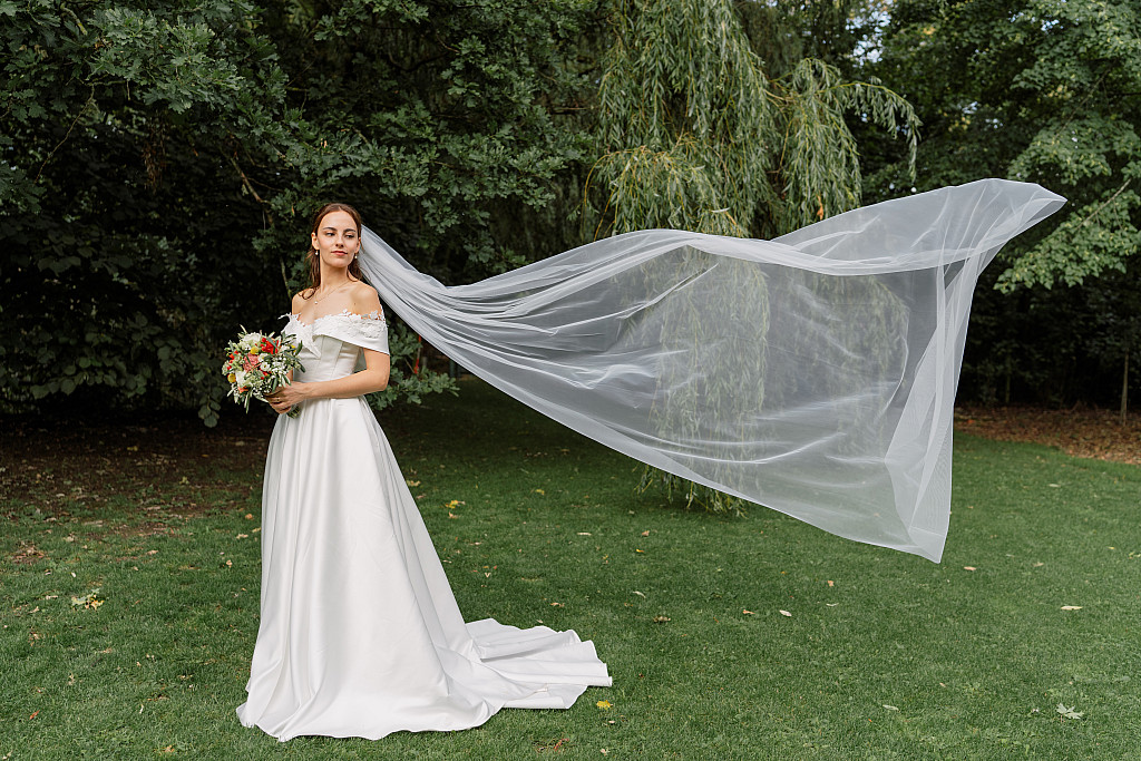 Brautpaar im Schlossgarten – Hochzeitsfotografie Mosipictures