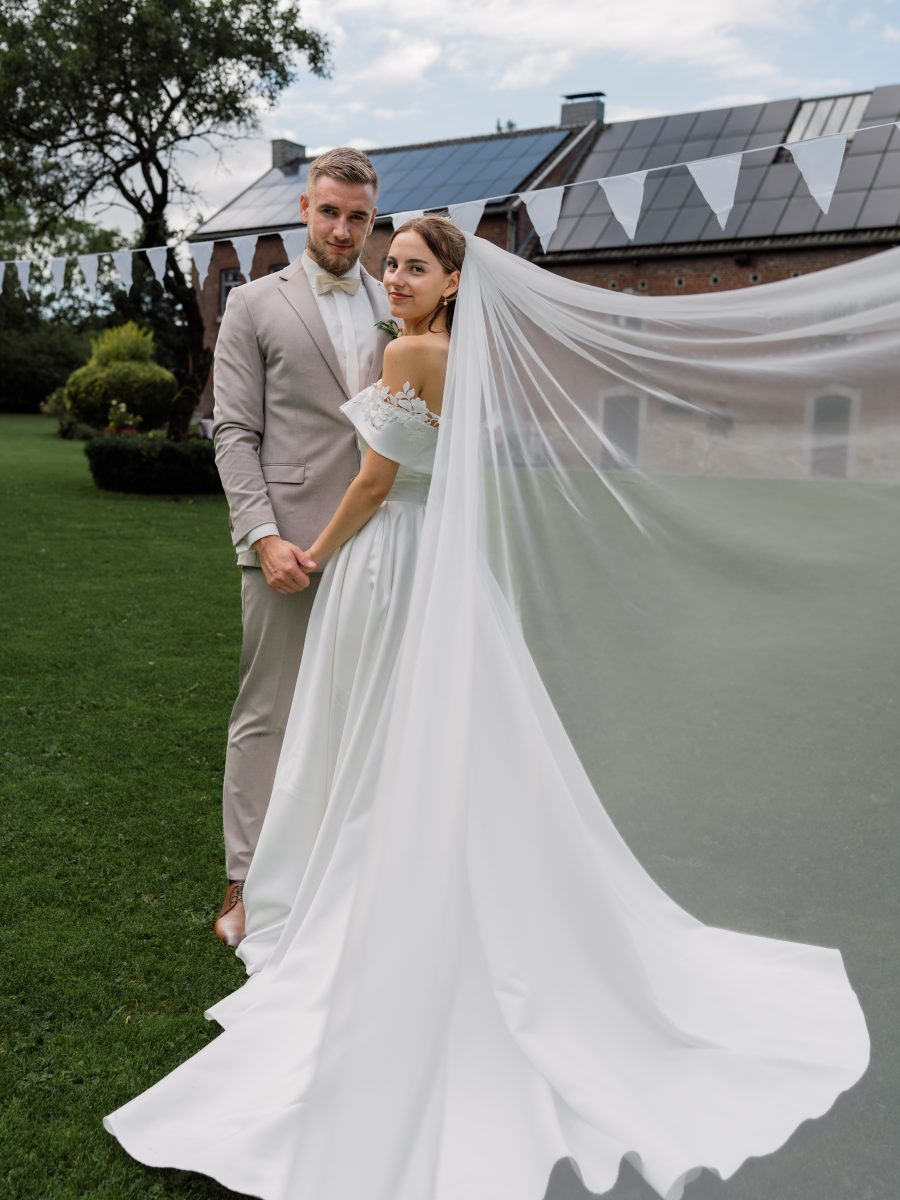 Brautpaar im Schlossgarten – Hochzeitsfotografie Mosipictures