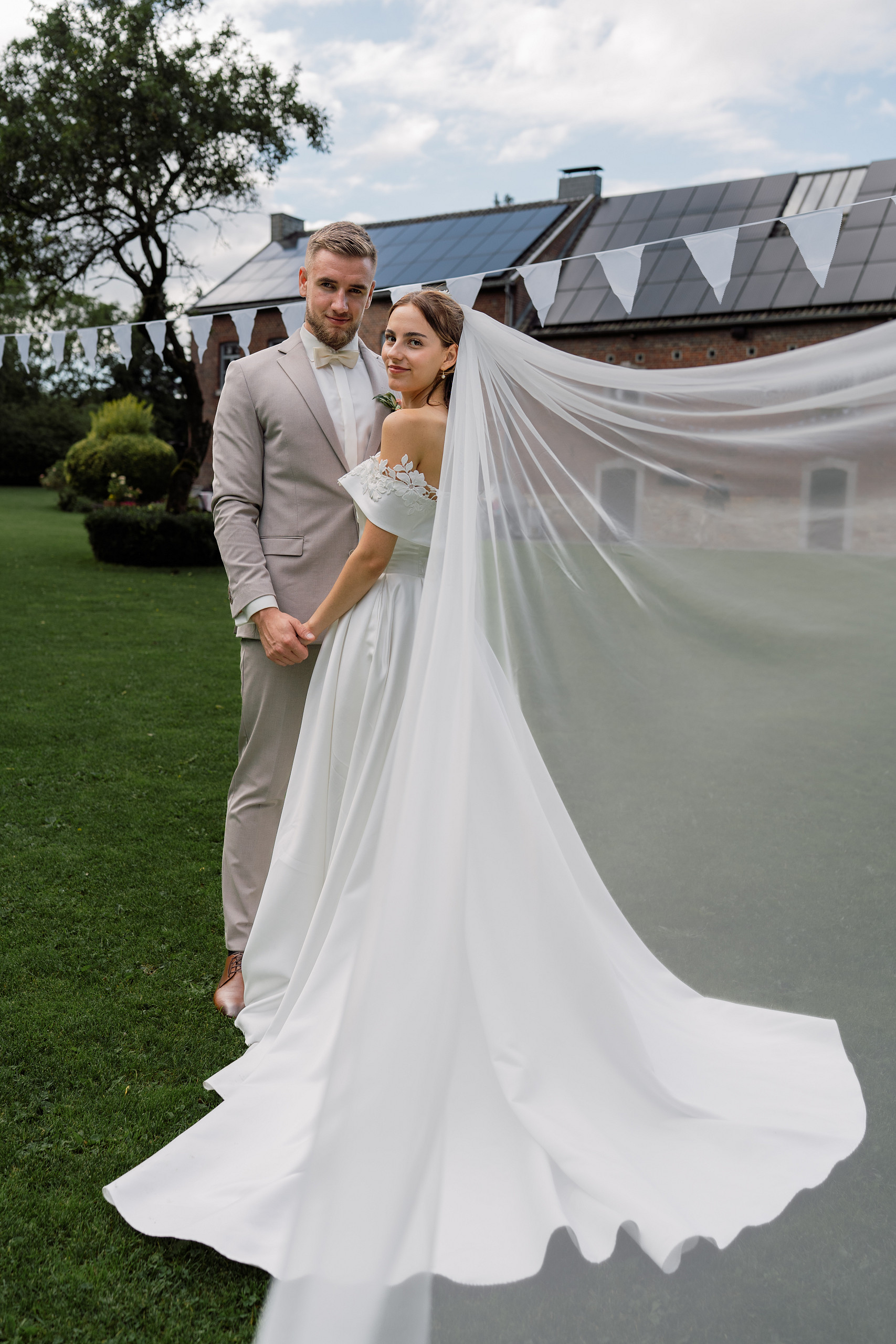 Brautpaar im Schlossgarten – Hochzeitsfotografie Mosipictures