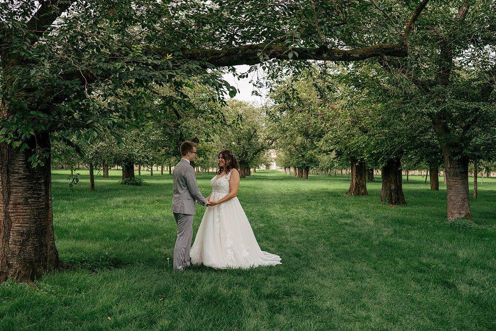 Brautpaar zwischen Hecken im Barockgarten – Hochzeitsfotografie Mosipictures