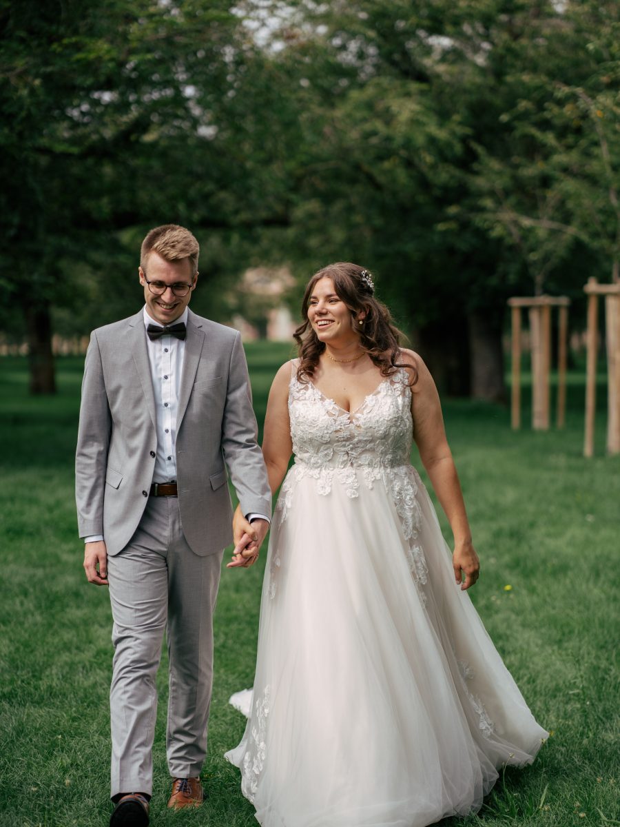 Brautpaar zwischen Hecken im Barockgarten – Hochzeitsfotografie Mosipictures