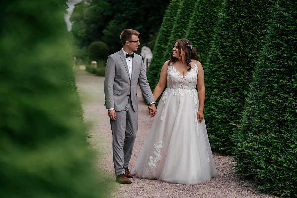 Brautpaar zwischen Hecken im Barockgarten – Hochzeitsfotografie Mosipictures