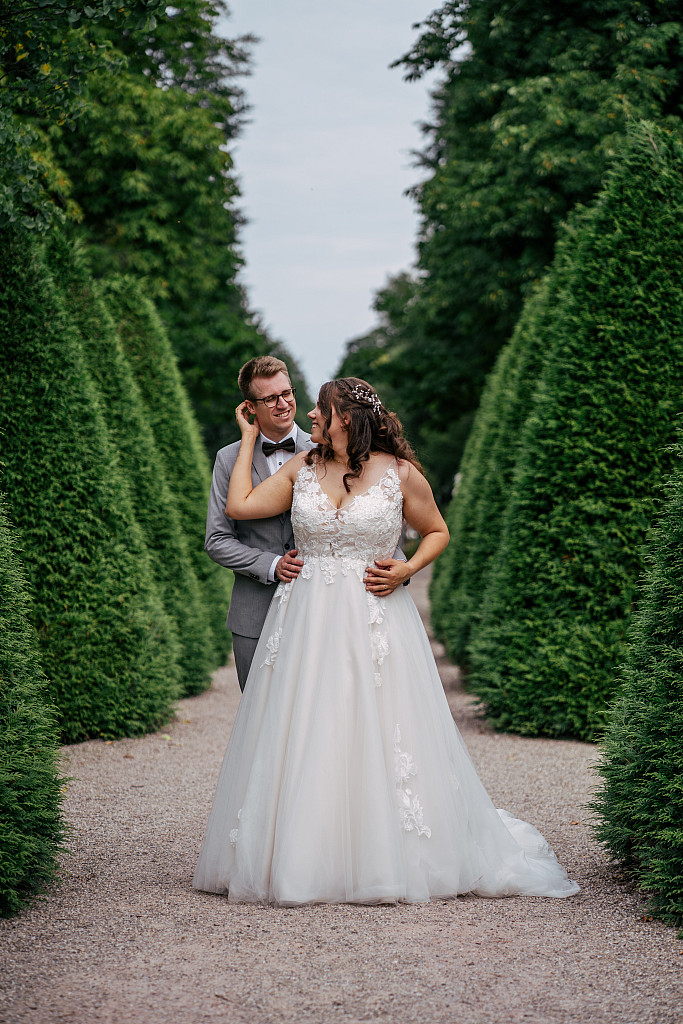 Brautpaar zwischen Hecken im Barockgarten – Hochzeitsfotografie Mosipictures