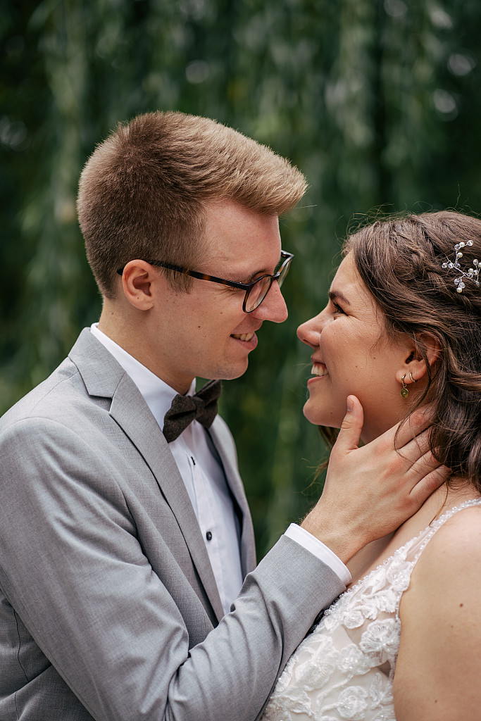 Brautpaar zwischen Hecken im Barockgarten – Hochzeitsfotografie Mosipictures