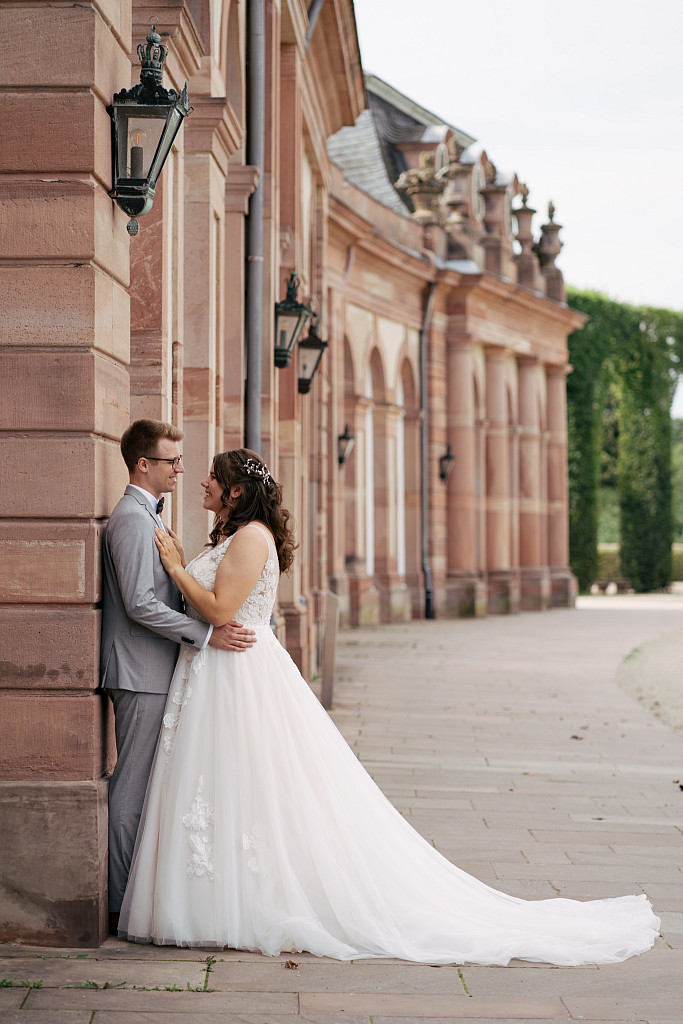 Brautpaar zwischen Hecken im Barockgarten – Hochzeitsfotografie Mosipictures