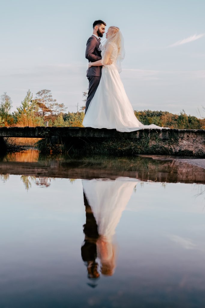 Brautpaar in der Heide im Abendlicht – Hochzeitsfotografie Mosipictures