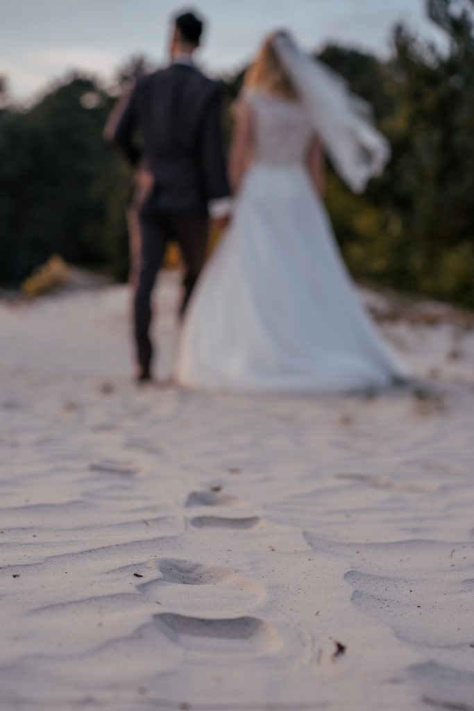 Brautpaar in der Heide im Abendlicht – Hochzeitsfotografie Mosipictures