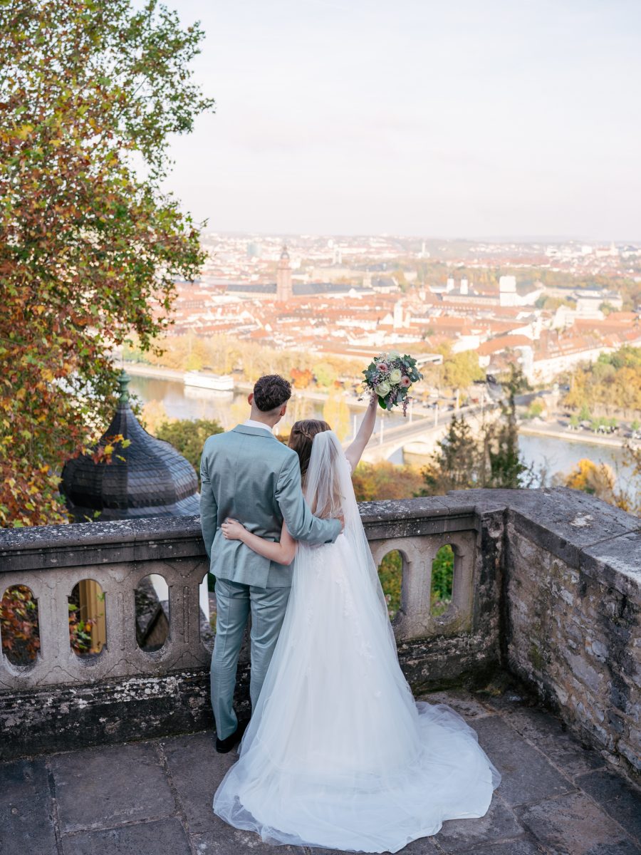 Brautpaar auf einer Terrasse über der Stadt – Hochzeitsfotografie Mosipictures
