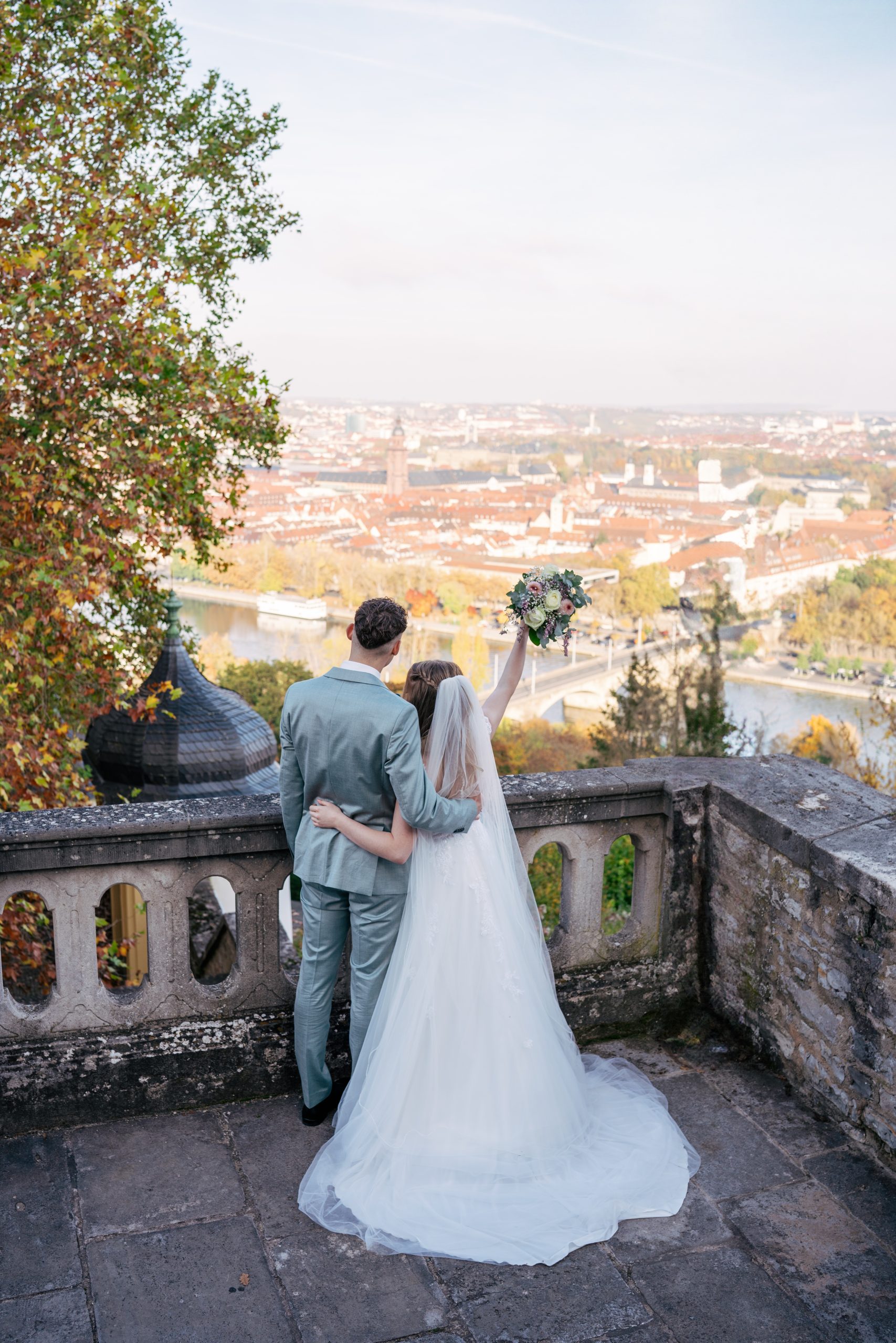 Brautpaar auf einer Terrasse über der Stadt – Hochzeitsfotografie Mosipictures