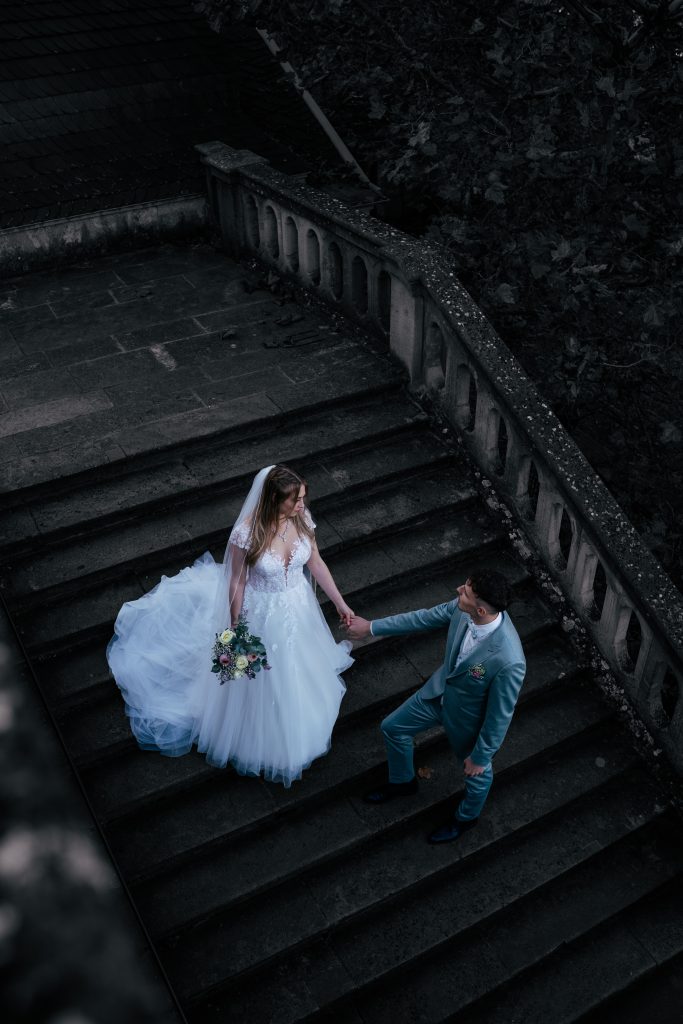 Brautpaar auf einer Terrasse über der Stadt – Hochzeitsfotografie Mosipictures