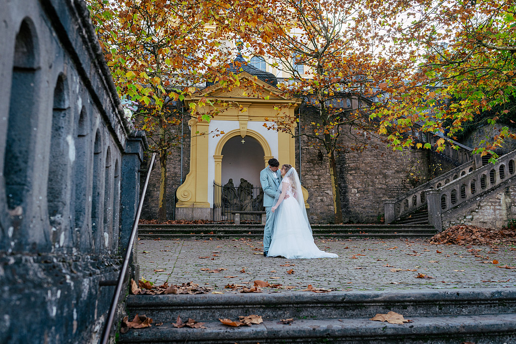 Brautpaar auf einer Terrasse über der Stadt – Hochzeitsfotografie Mosipictures