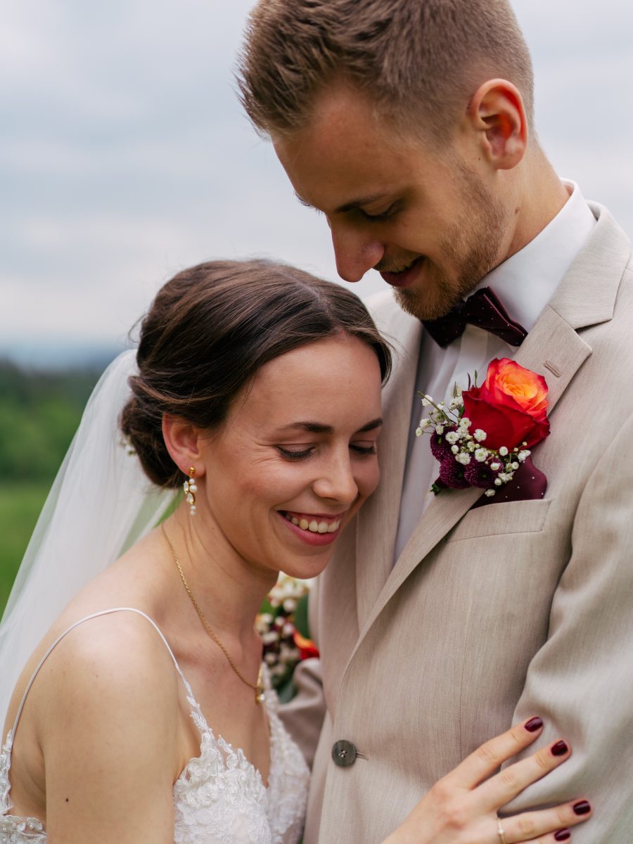 Brautpaar auf einer Bergwiese mit rotem Käfer – Hochzeitsfotografie Mosipictures