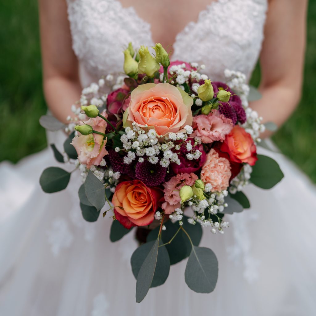 Brautpaar auf einer Bergwiese mit rotem Käfer – Hochzeitsfotografie Mosipictures