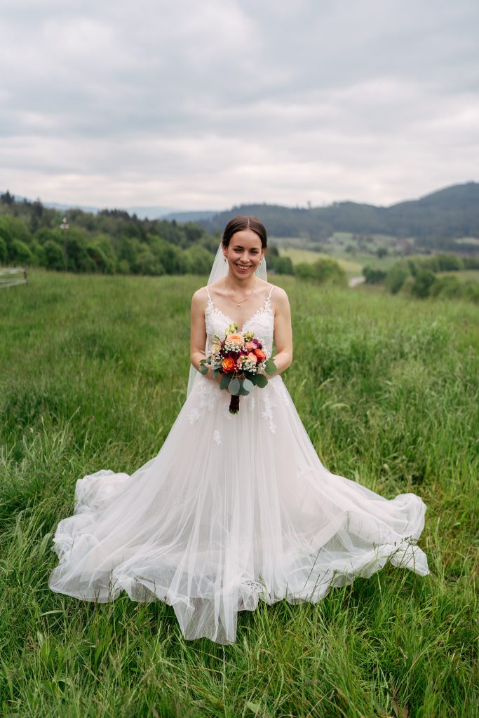Brautpaar auf einer Bergwiese mit rotem Käfer – Hochzeitsfotografie Mosipictures
