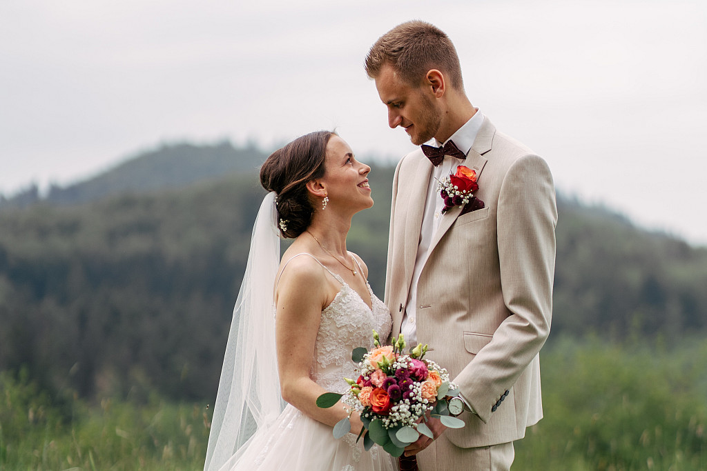 Brautpaar auf einer Bergwiese mit rotem Käfer – Hochzeitsfotografie Mosipictures