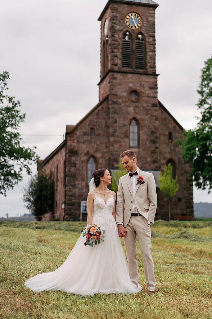 Brautpaar auf einer Bergwiese mit rotem Käfer – Hochzeitsfotografie Mosipictures