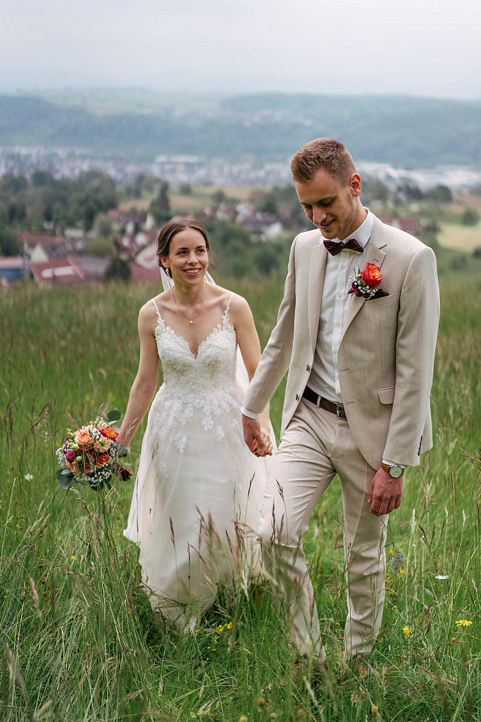 Brautpaar auf einer Bergwiese mit rotem Käfer – Hochzeitsfotografie Mosipictures