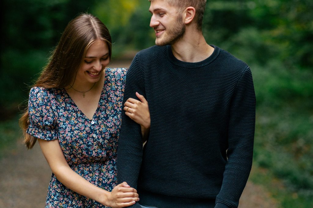 Verliebtes Paar im Wald – Paarshooting Mosipictures