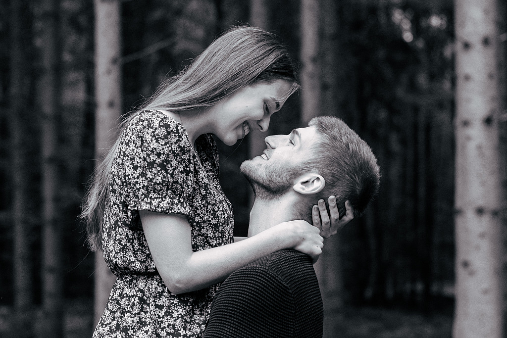 Verliebtes Paar im Wald – Paarshooting Mosipictures