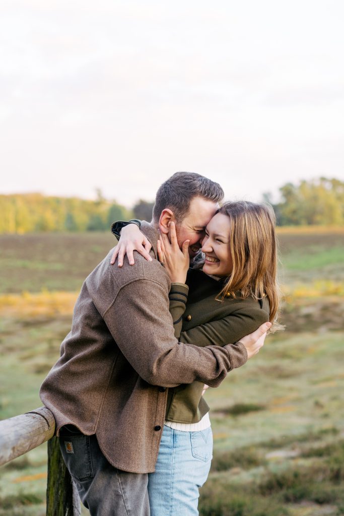 Paar im goldenen Abendlicht in der Heide – Paarshooting Mosipictures